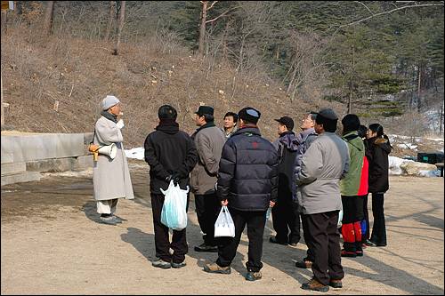 신계사는 남한 승려가 절을 지키며 안내를 해줍니다. 